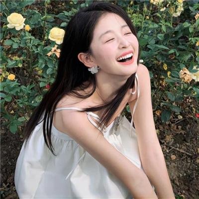 黑白照片的少女